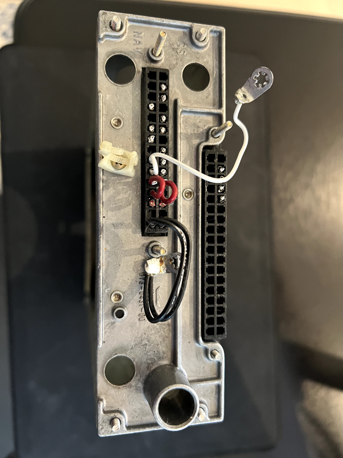 BENDIX KING KX 155 NAV/COM MOUNTING TRAY WITH BACKPLATE AND CONNECTORS