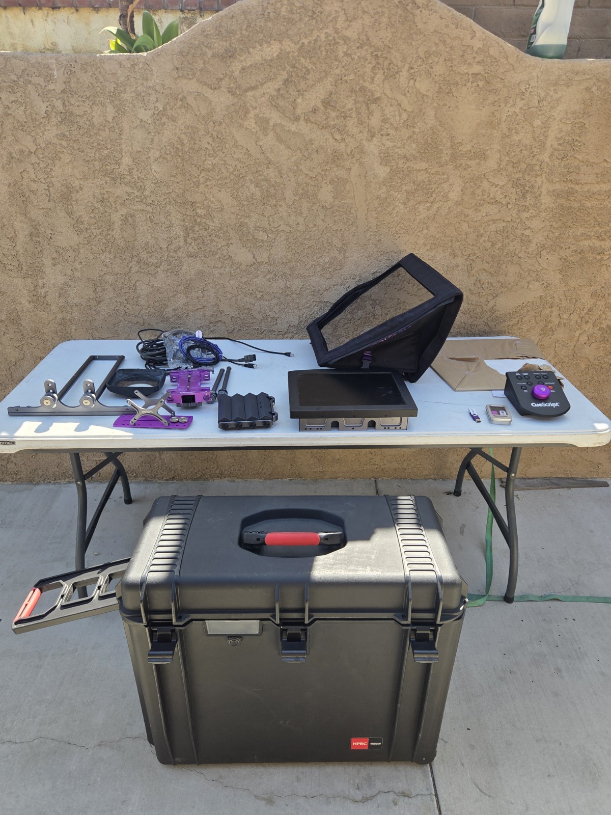 CueScript Teleprompter w/ monitor, hood, power supply, Extras