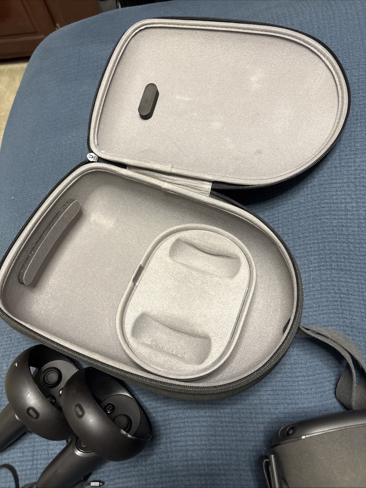 Oculus Quest 1 Virtual Reality Headset with Controllers and Box Great Condition
