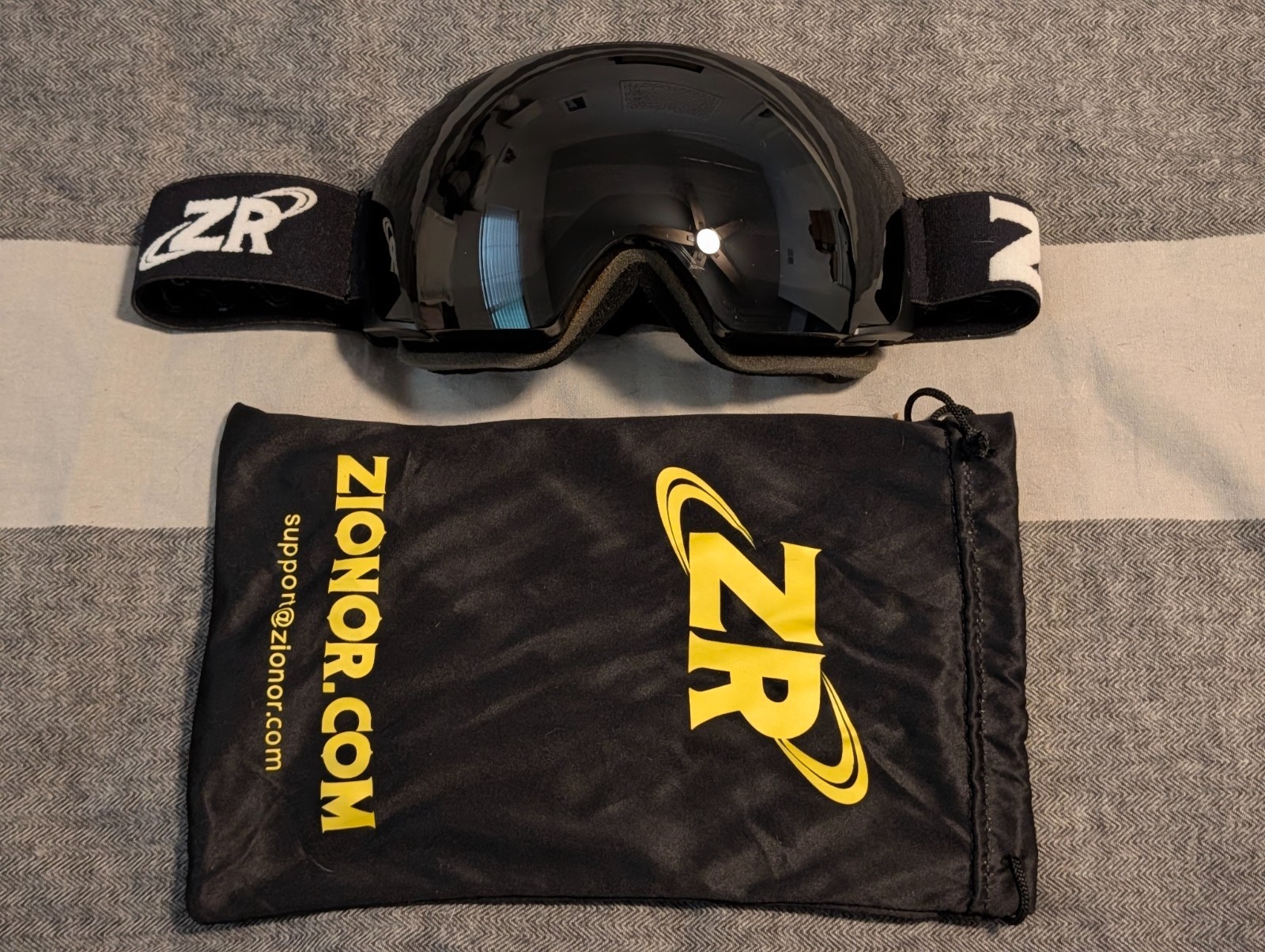 Zionor ZR Ski Snowboarding Goggles Black With Sleeve Condition Is USED Woman