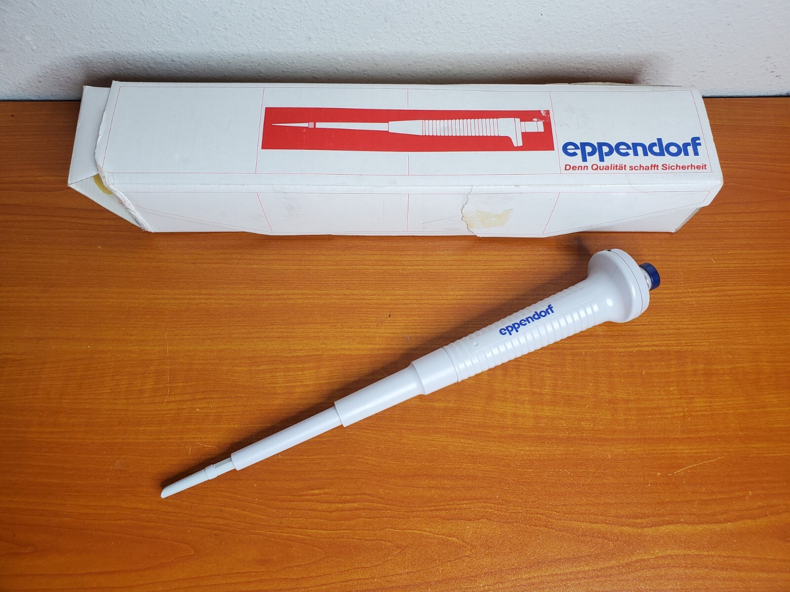 Eppendorf Pipete 4810 50ul - 250ul + Box & Manual