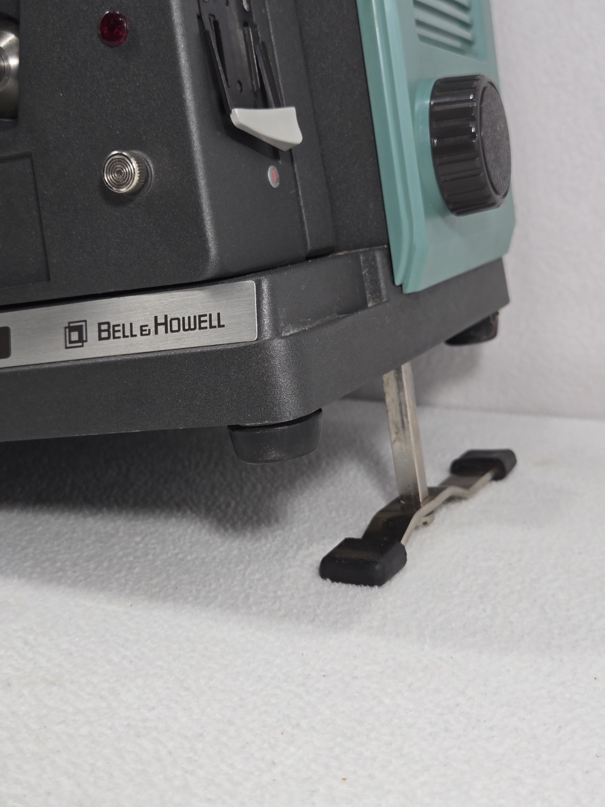 Bell & Howell 1585 C Filmosound 16mm Sound Auto Load Desktop Projector Green