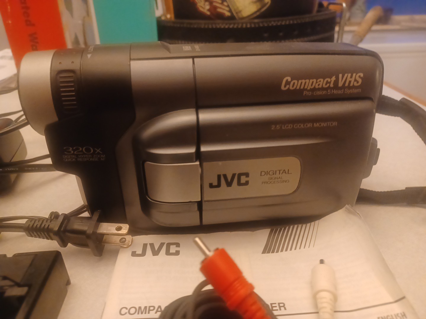 JVC GR-AXM310U Compact VHS-C Tape Video Camera Camcorder WORKING TESTED! Extras