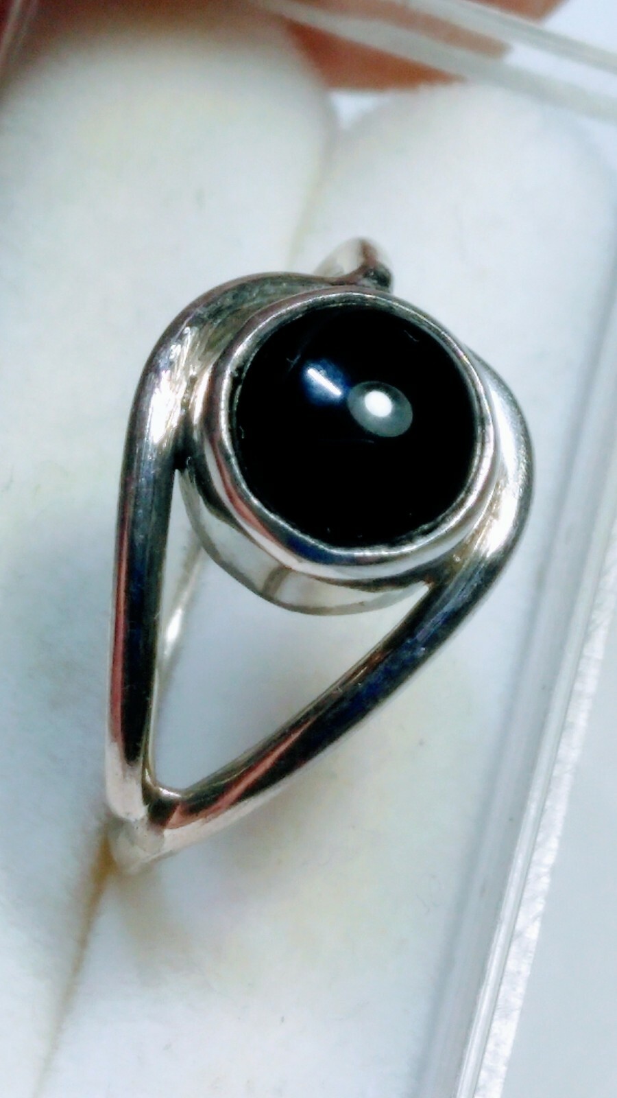 LOVELY STERLING SILVER .925 RING WITH BLACK ONYX IN SIZE 6.5-6.75