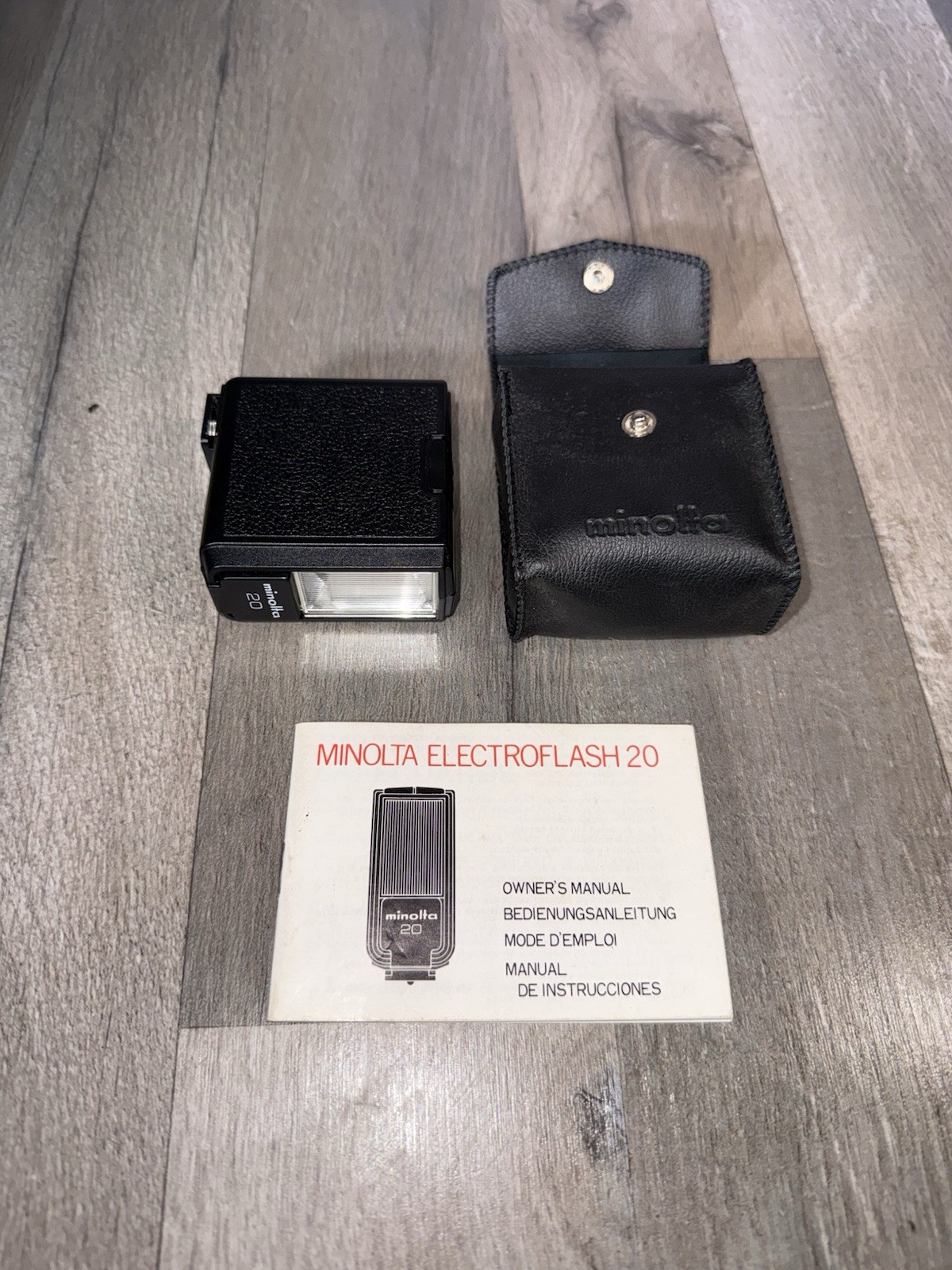 Vintage Minolta Auto 20 Electronic Flash Unit Original Leatherette Case TESTED