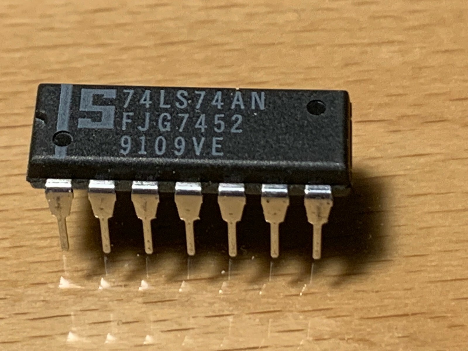 74LS74AN, DIP-16, DUAL D-TYPE POSITIVE-EDGE-TRIGGERED FLIP-FLOPS.