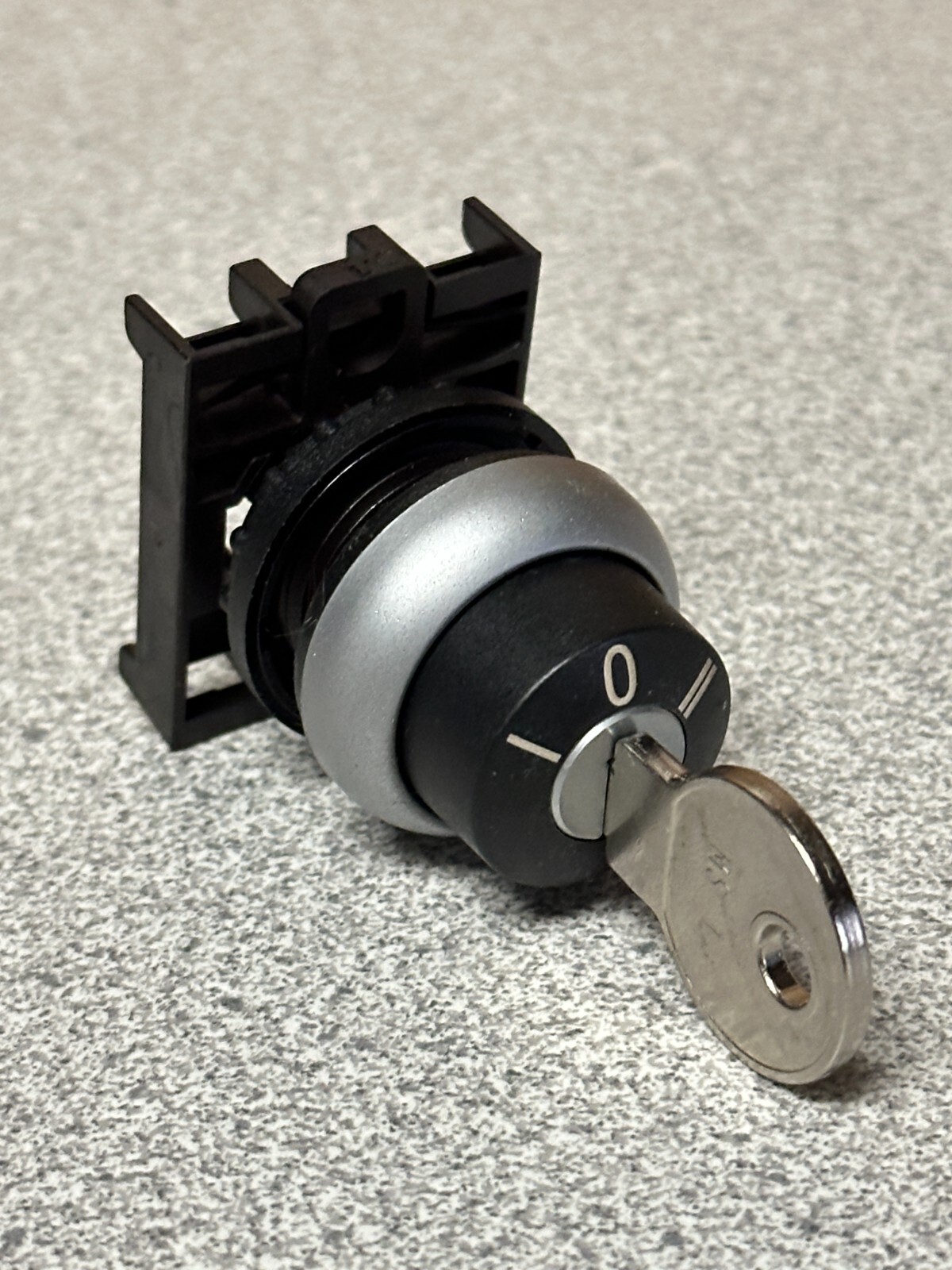 NEW EATON M22M-WRS3-A11 Selector Switch w/ Key 22.5mm 3 position Maintained