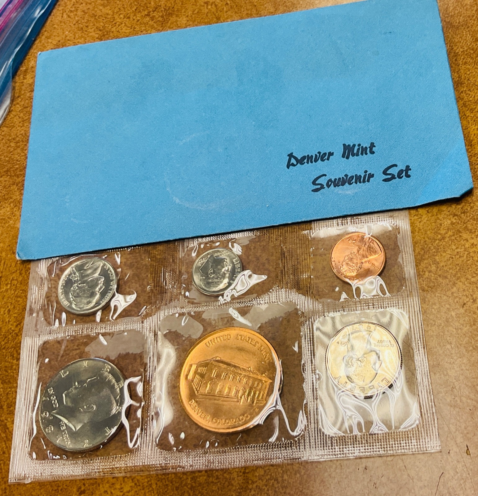 1987-D Denver Mint medal Uncirculated Souvenir Mint Set with envelope.