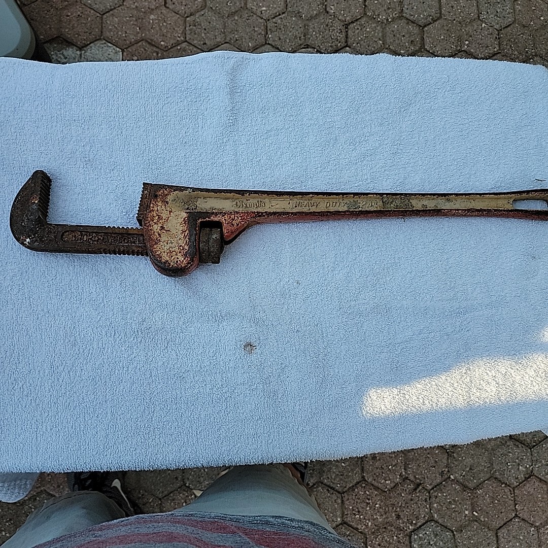 OLYMPIA 24” Heavy Duty Pipe Wrench Teeth Are Sharp Used
