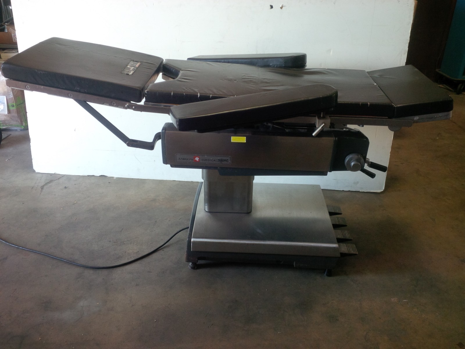 AMSCO 2080RC manual surgical table and pads set