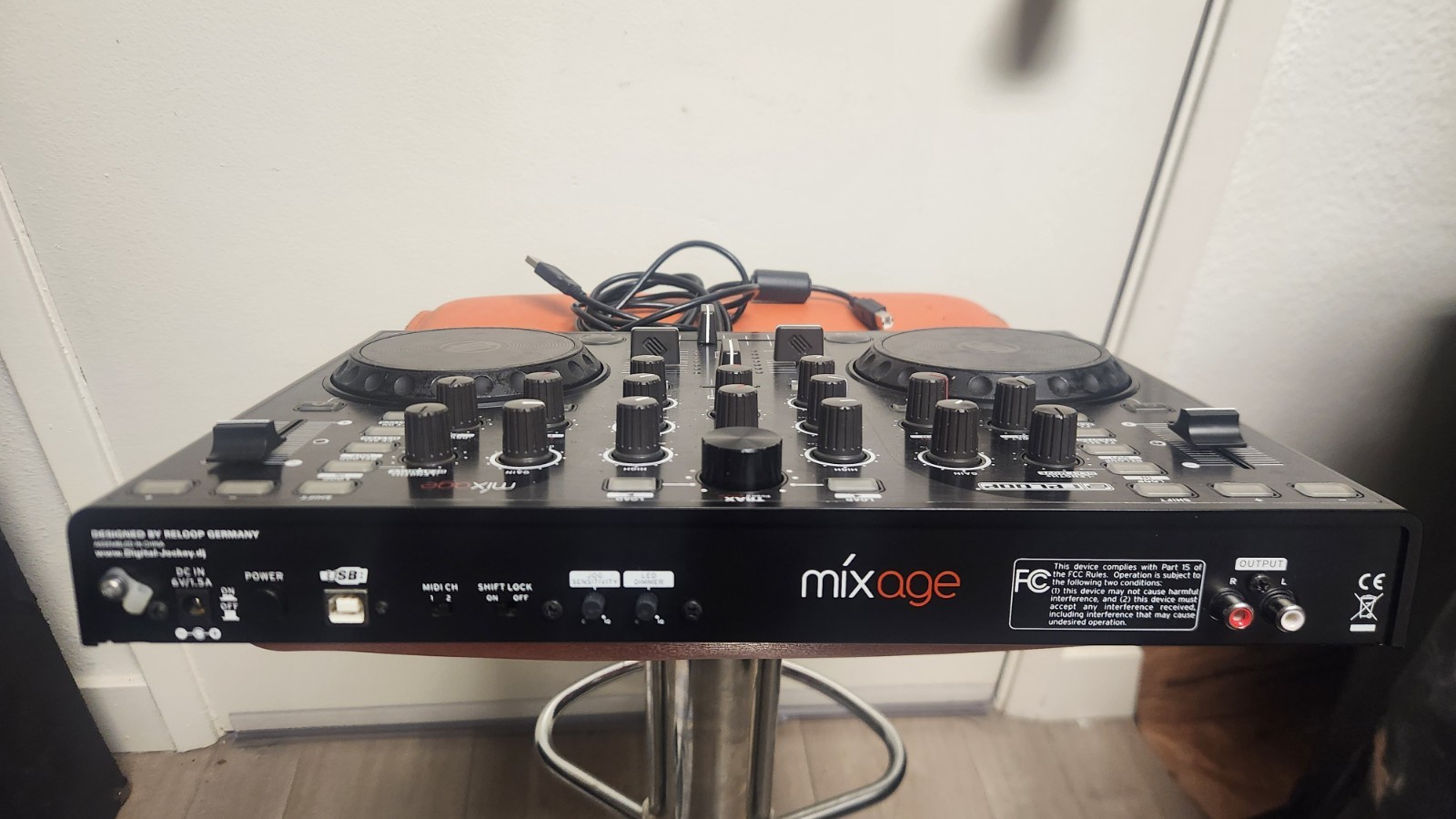 Reloop MIXAGE Interface Edition Professional DJ-USB/MIDI Controller