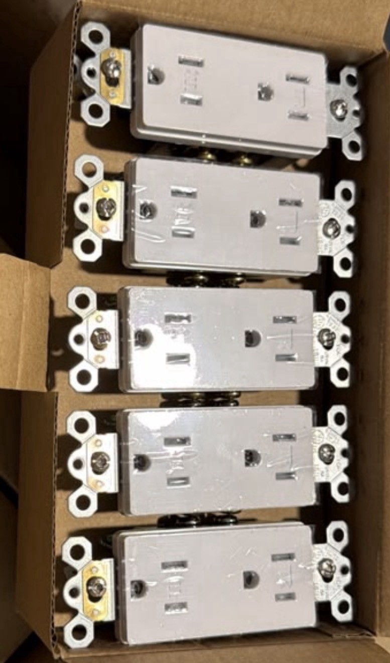 micmi 15A Tamper Resistant Decorator Duplex Receptacle, White 125V 10 Pack