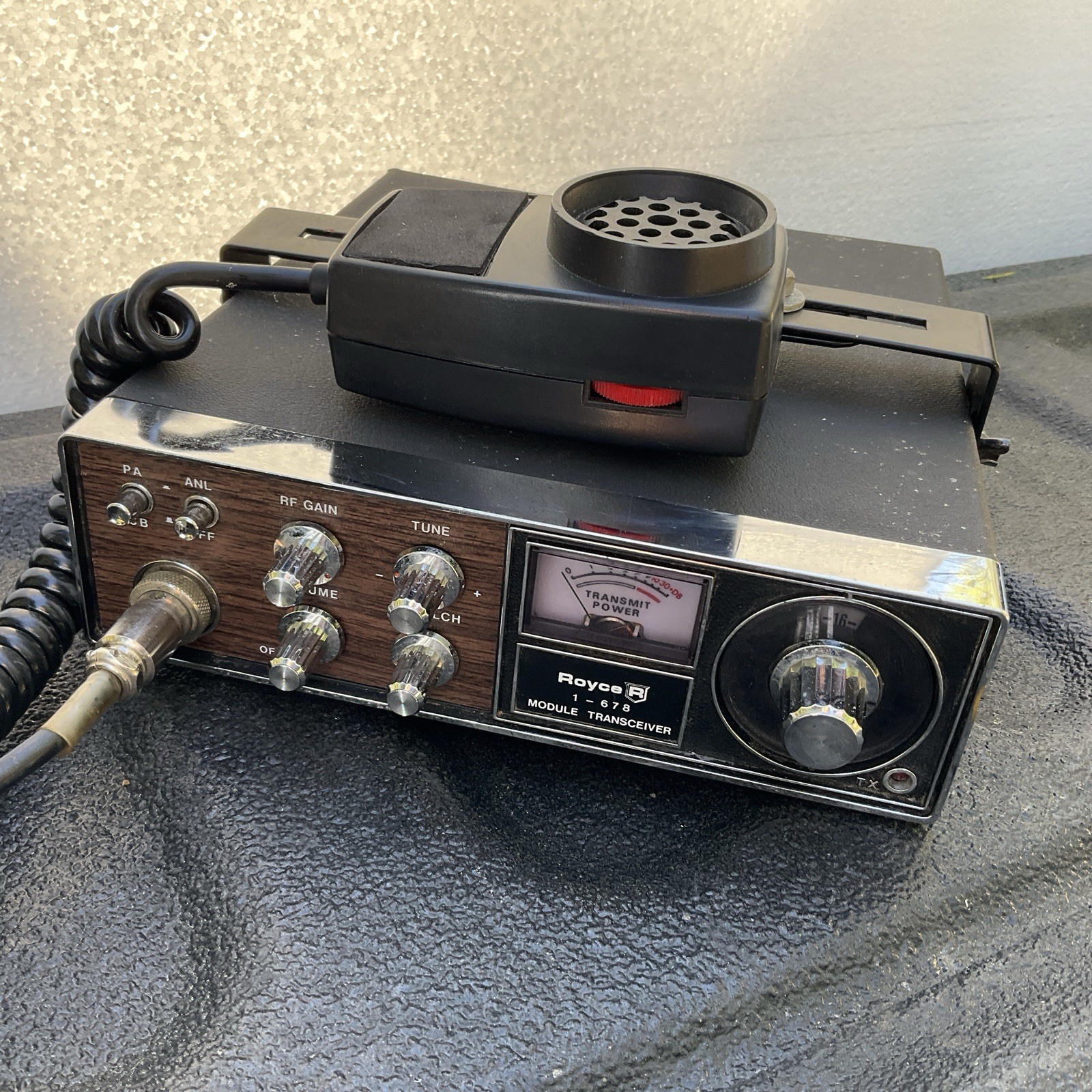 1977 Royce I-678 Gyro Lock 40 Channel CB Radio Citizenband Mic Tested