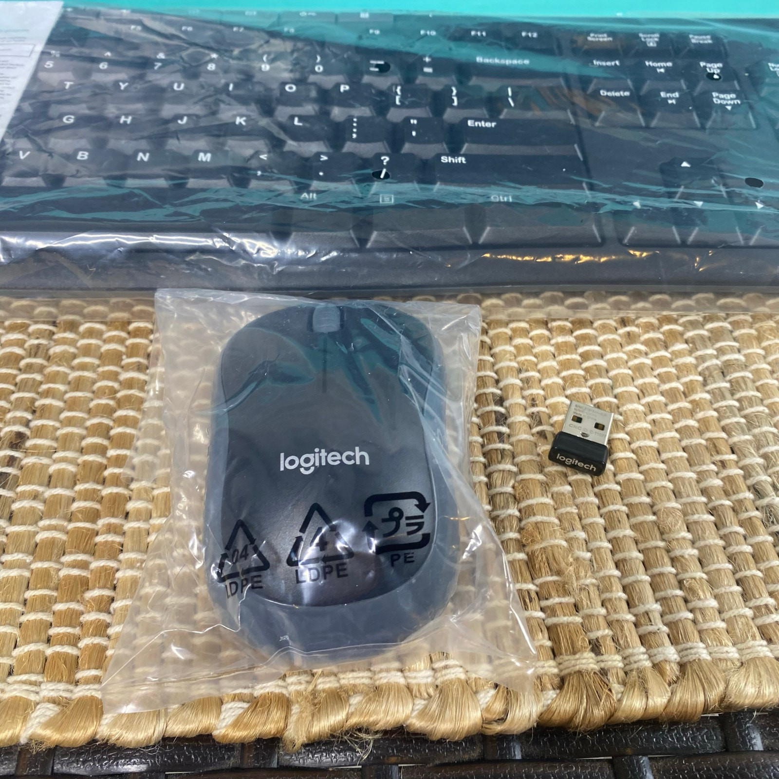 Logitech Wireless Keyboard Mouse Combo MK270 (920-004536)