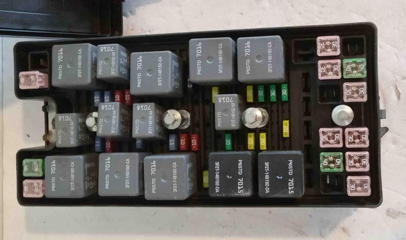 2005-2006 Ford Mustang Fuse Box Engine Assembly OEM
