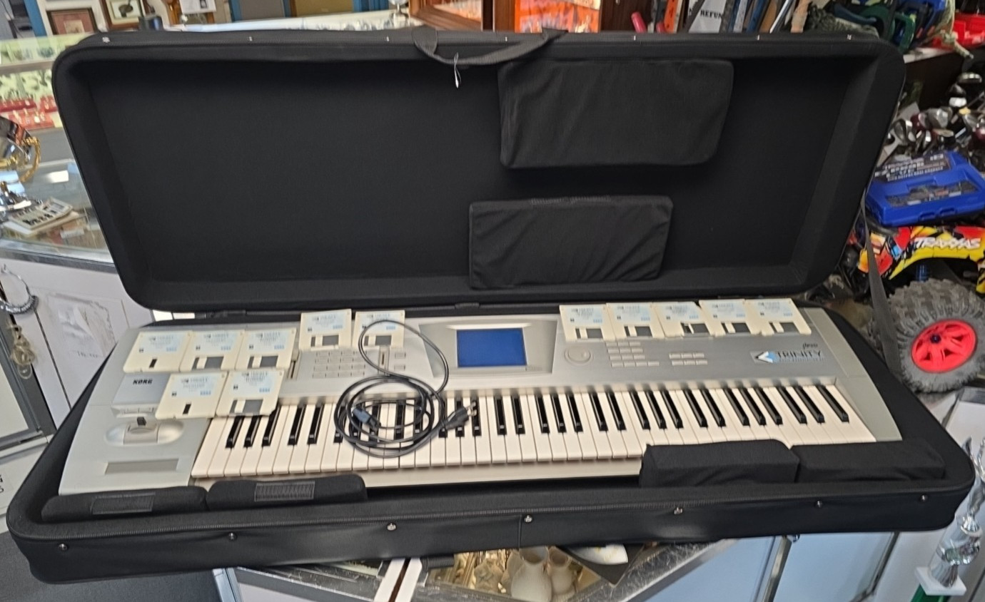 Korg Trinity V3 Pro 76-Key 32-Voice Polyphonic Workstation as is BAD SOFTWARE