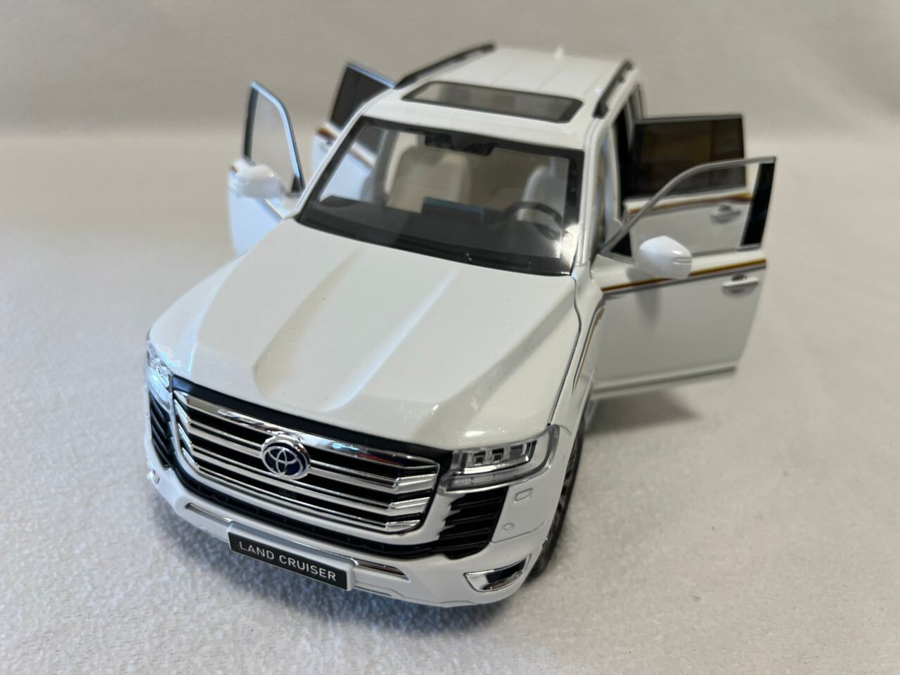 TOYOTA LAND CRUISER LC300 Model car Black 1:24 SUV