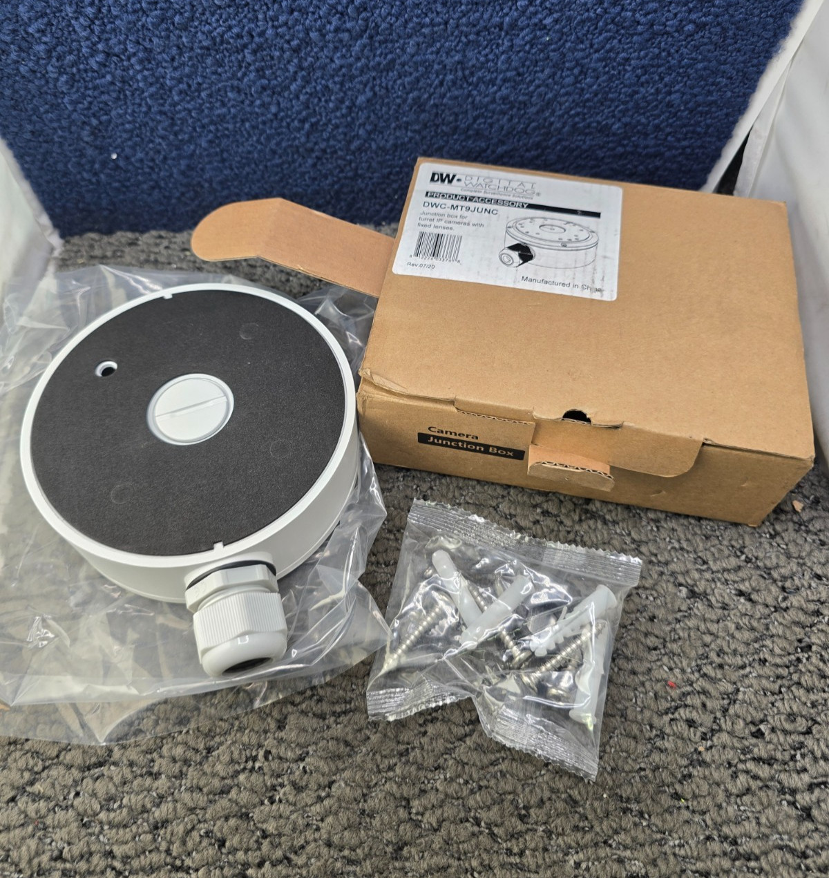 Digital Watchdog DWC-MT9JUNC: Junction Box Bracket Wall Mount White