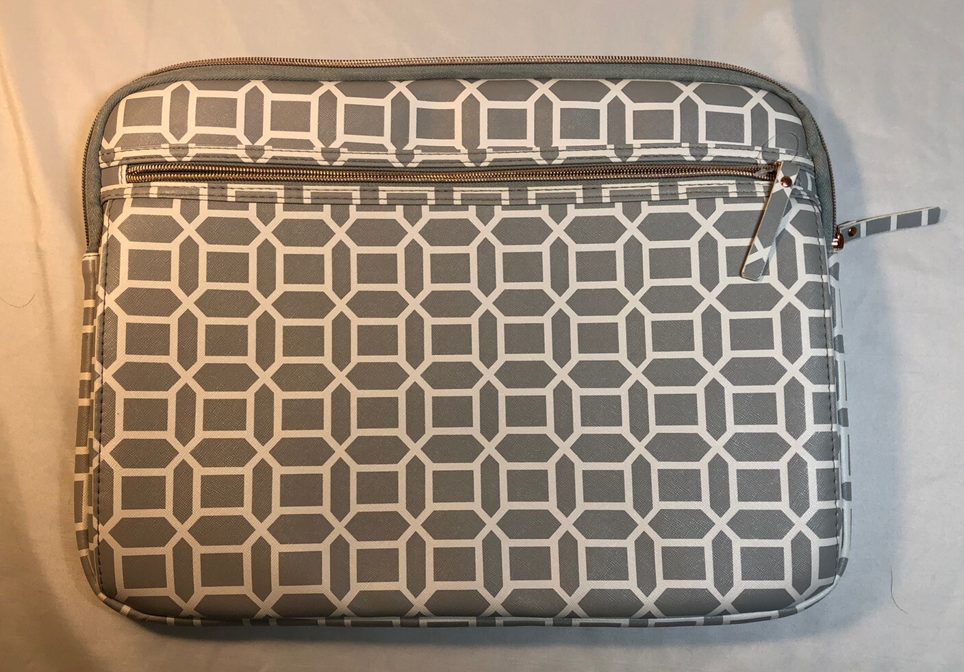 Studio C - Oh Geo Laptop / Tablet Sleeve (Case) Gray With White Pattern