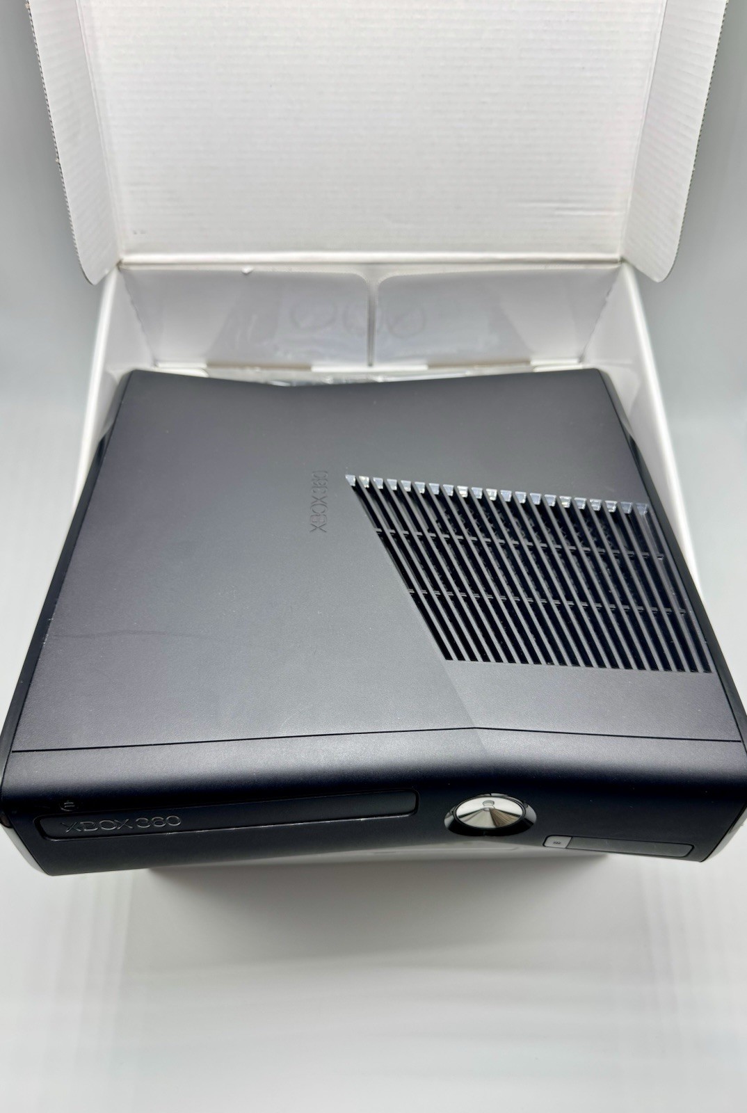 Xbox 360 Slim 4GB CIB Bundle — Kinect 3 Controllers Mic Media remote 4 Games Etc