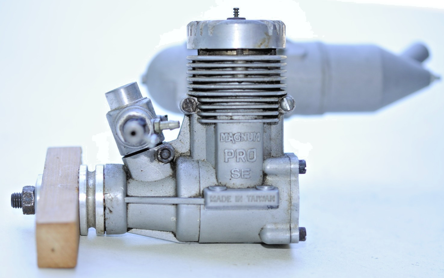 Magnum Pro SE 46 model aircraft engine w/ muffler, great compression