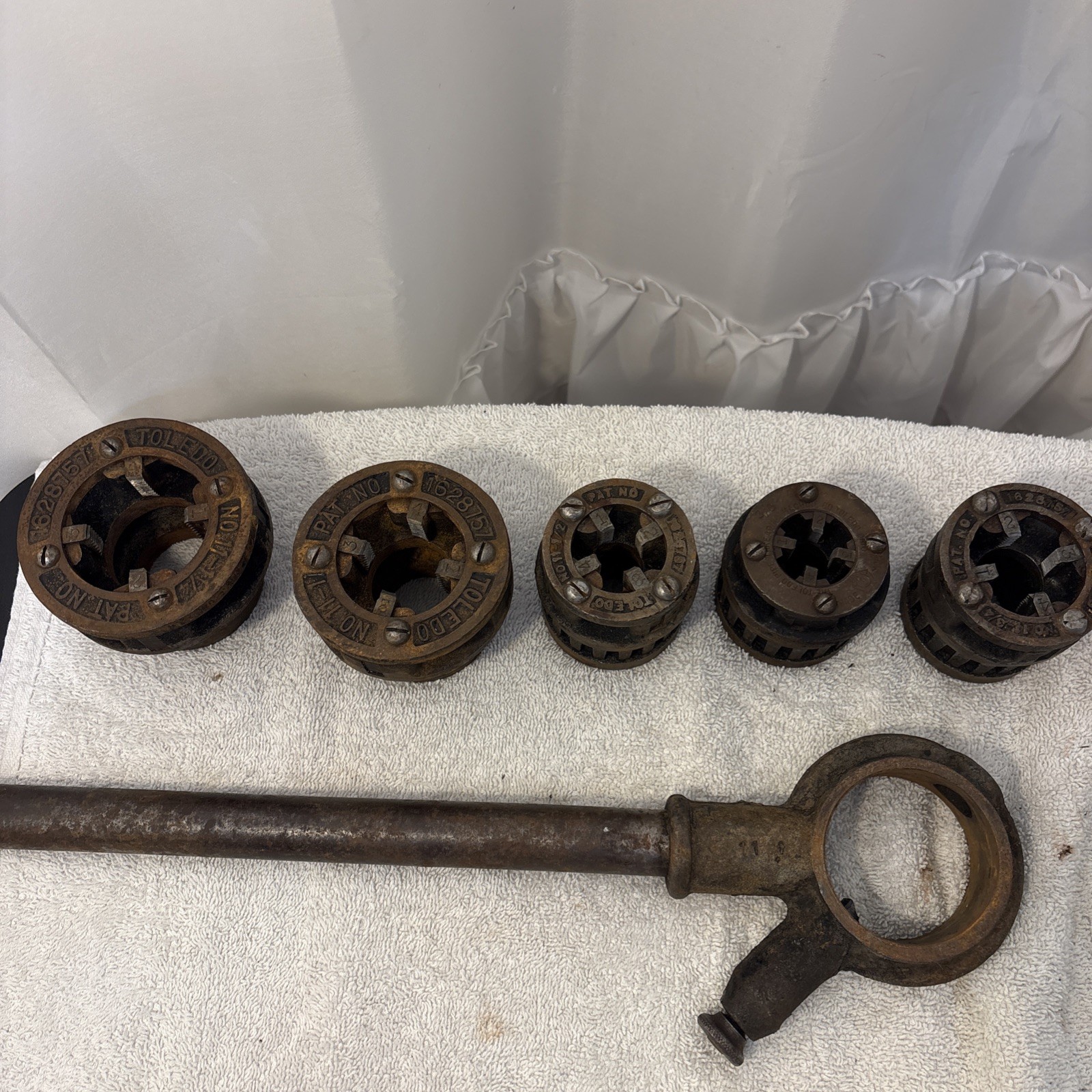 Toledo # 11 Ratcheting Pipe Threader with Handle and 5 Die Left Hand Thread