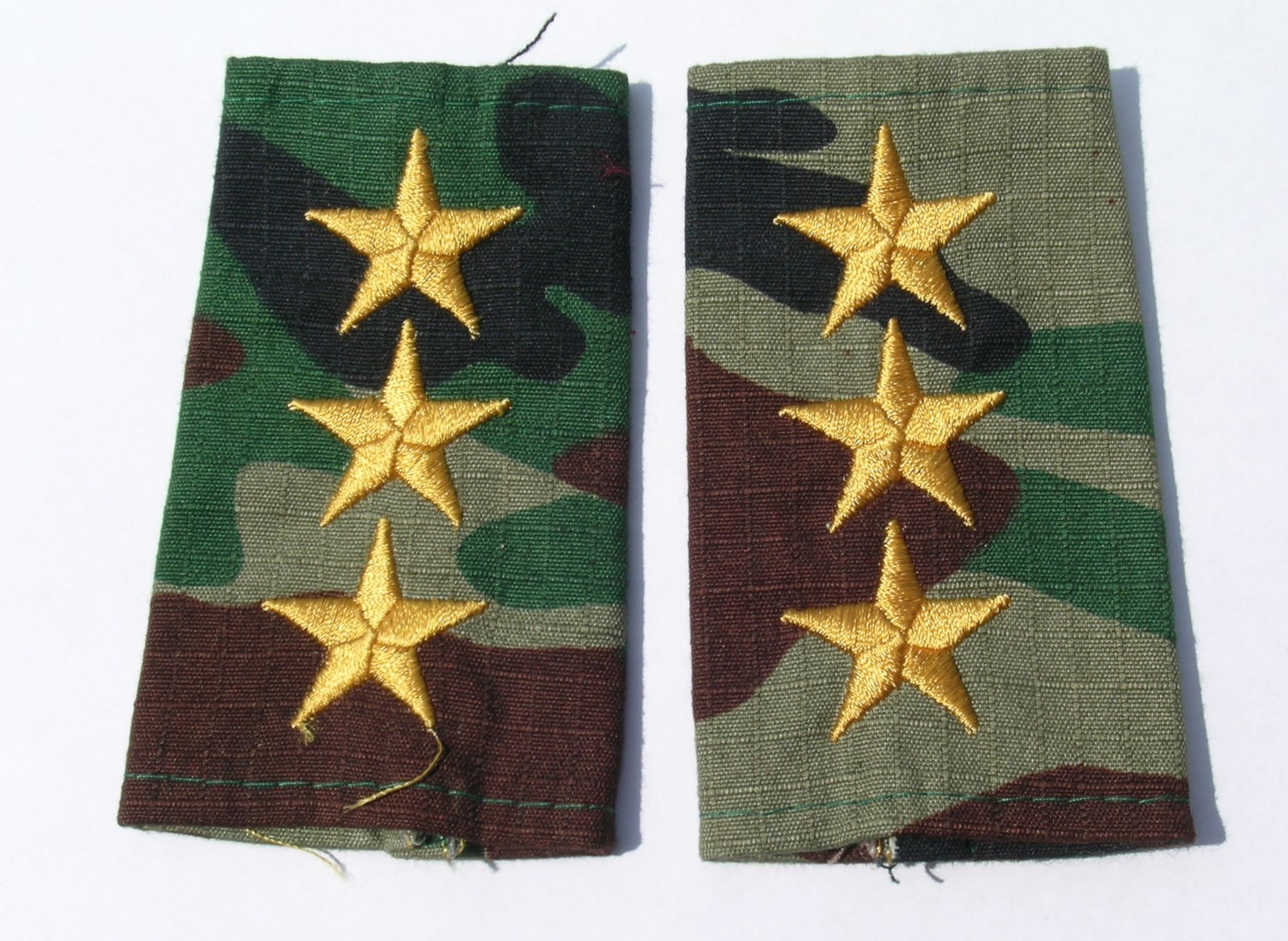 Syrian Army Captain shoulder slides on camouflage cloth