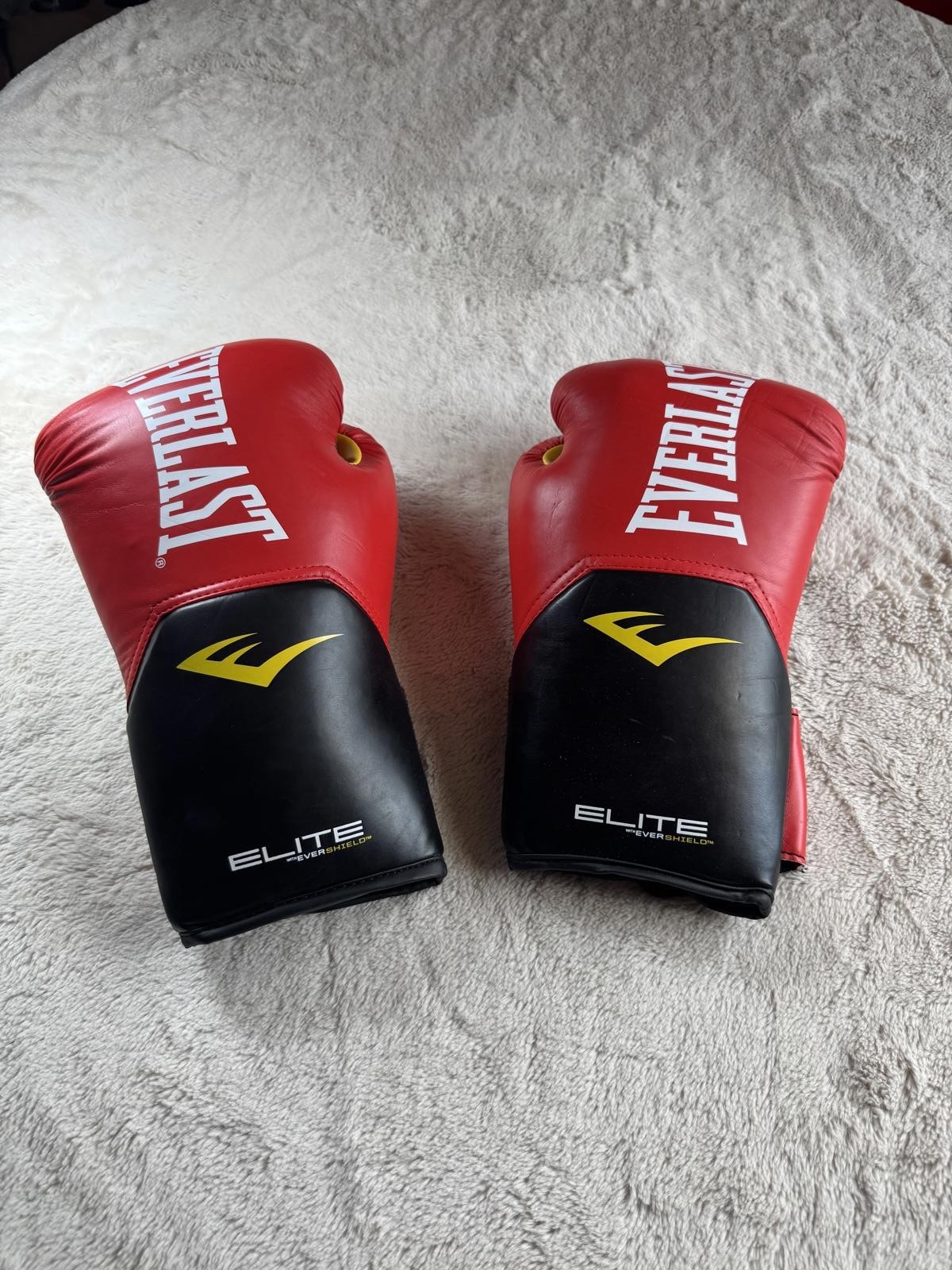 One size fits all Everlast Elite Red and Black Boxing Gloves