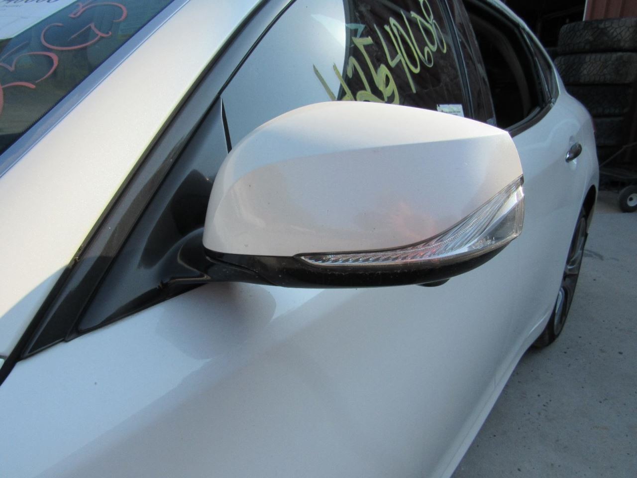 Q70 2017 Glove Box 1066848