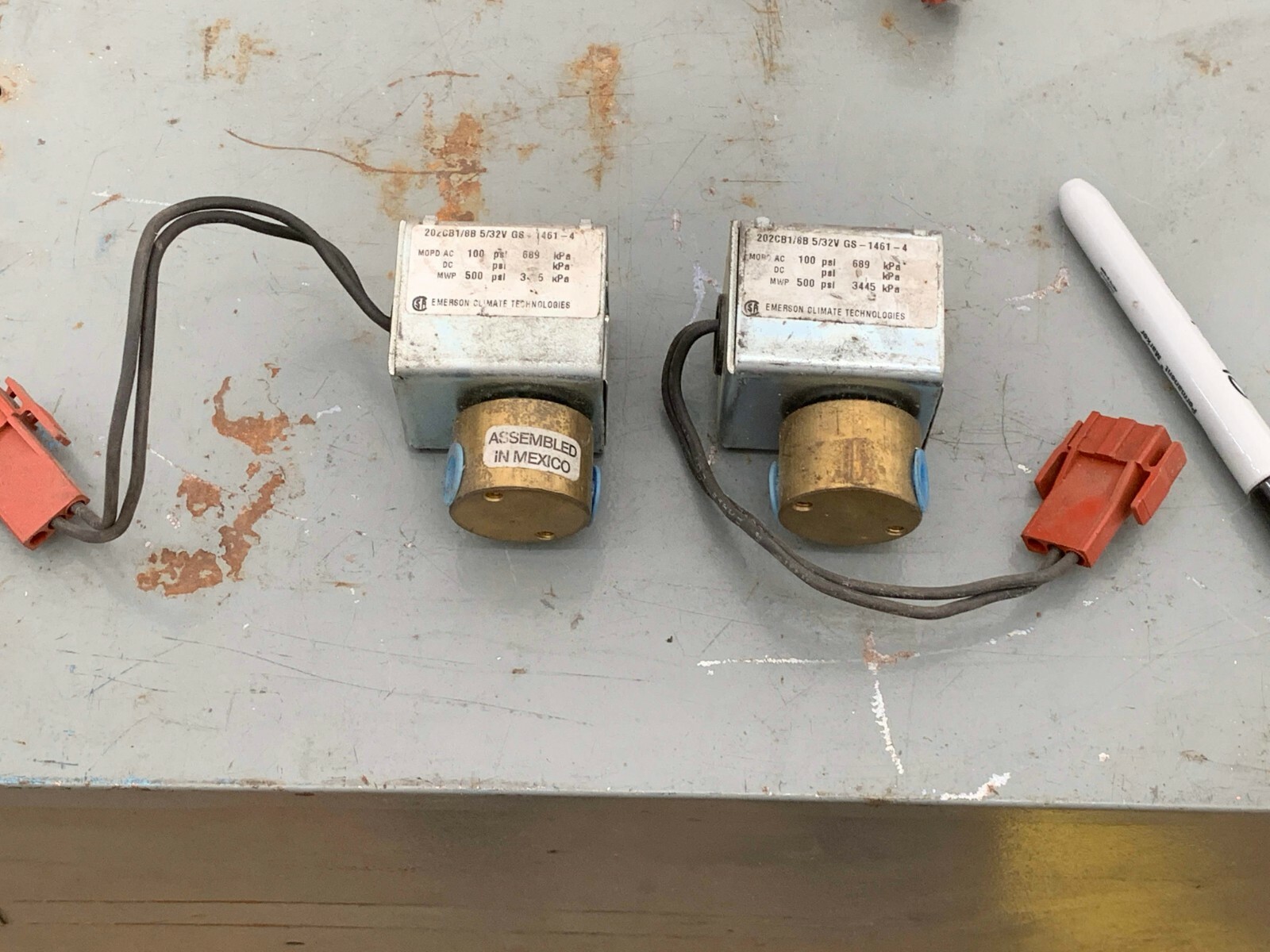 Emerson Solenoid Valve 208-240V-AC 1/8IN NPT P/N 202CB1/8B 5/32V (Lot of 2)