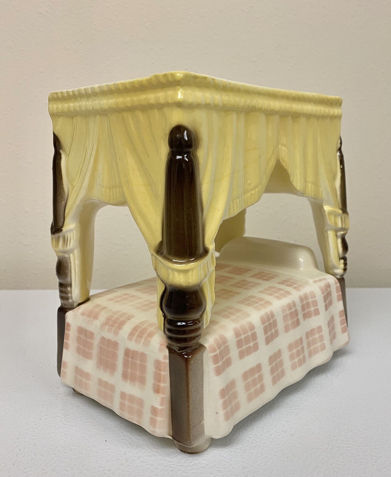 SHAWNEE POTTERY POSTER BED PLANTER YELLOW DRAPERY PINK CHECKER BED SPREAD NICE!