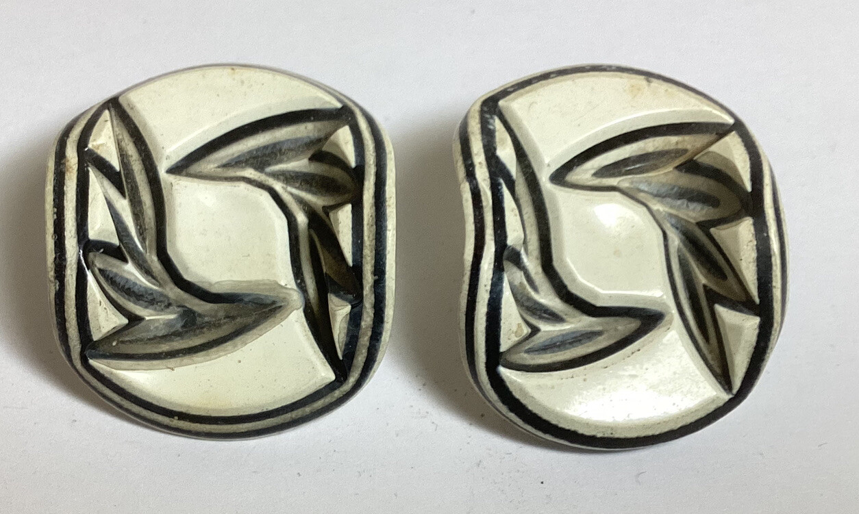 PRETTY RETRO VTG PAIR OF EARLY CELLULOID EMBOSSED CLIP-ON EARRINGS IVORY/BLACK