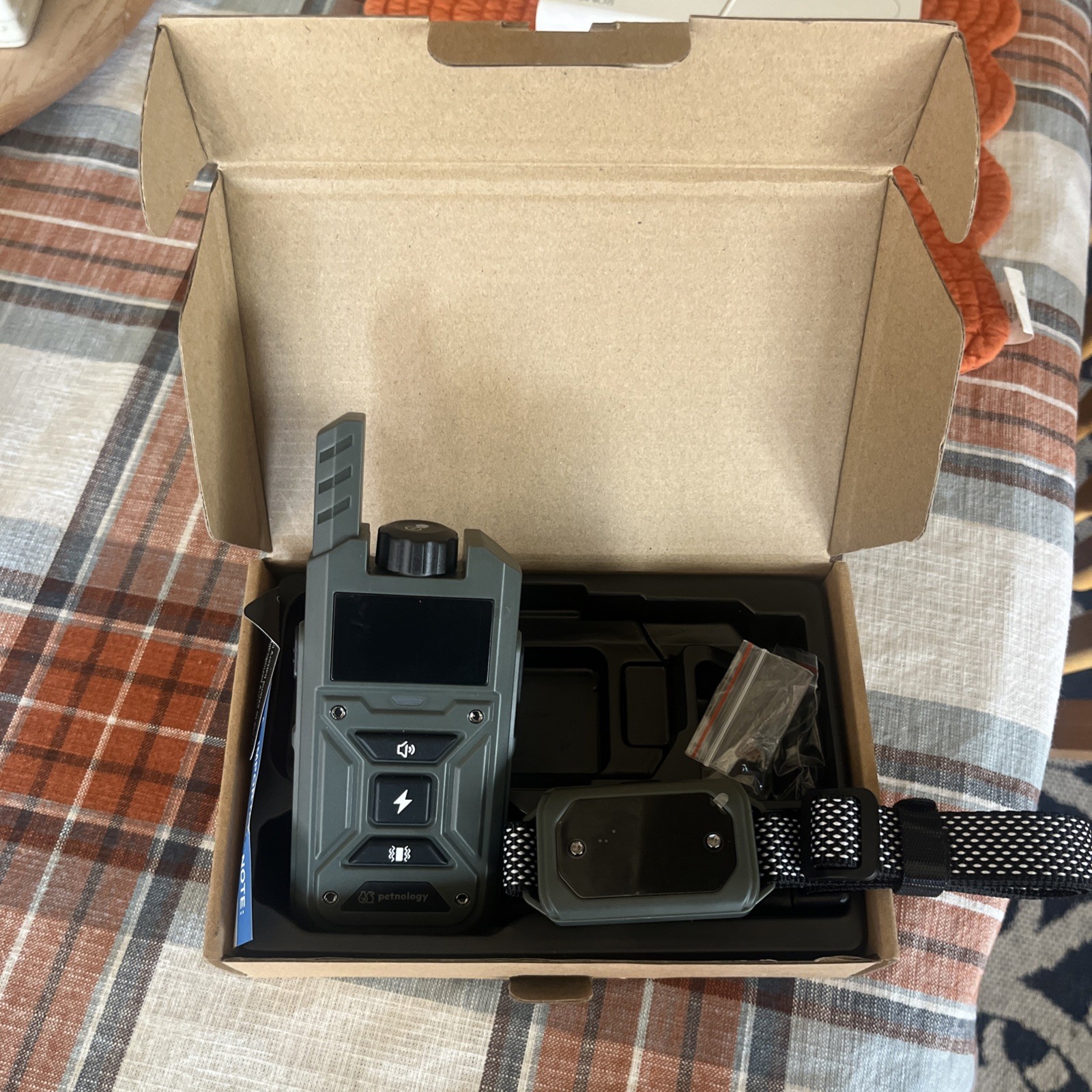 New Pawsome Petnology Remote Dog Training Collar 2600FT Range Model F943 New!