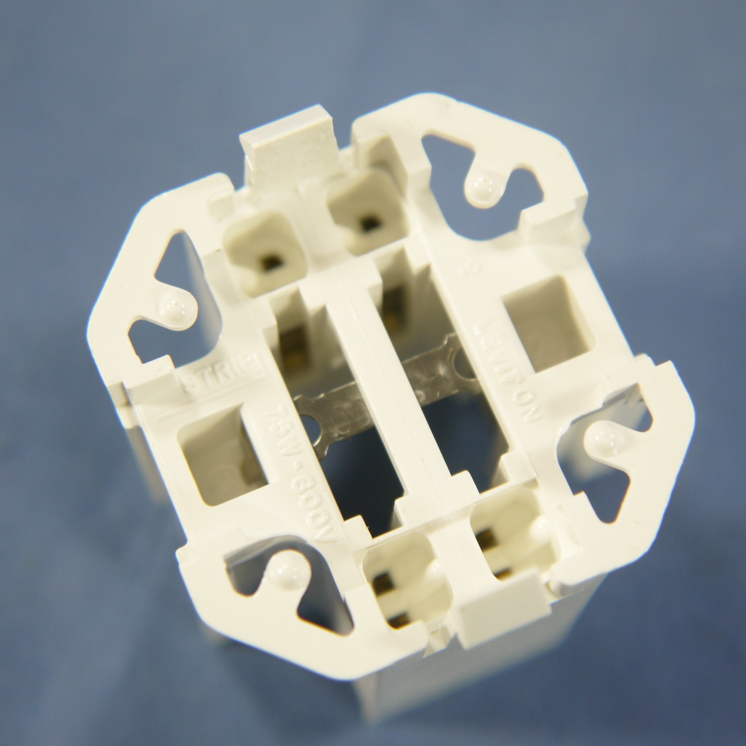 Leviton 26725-429 Compact Fluorescent Snap-In Lamp Holder Light Socket G24q-3