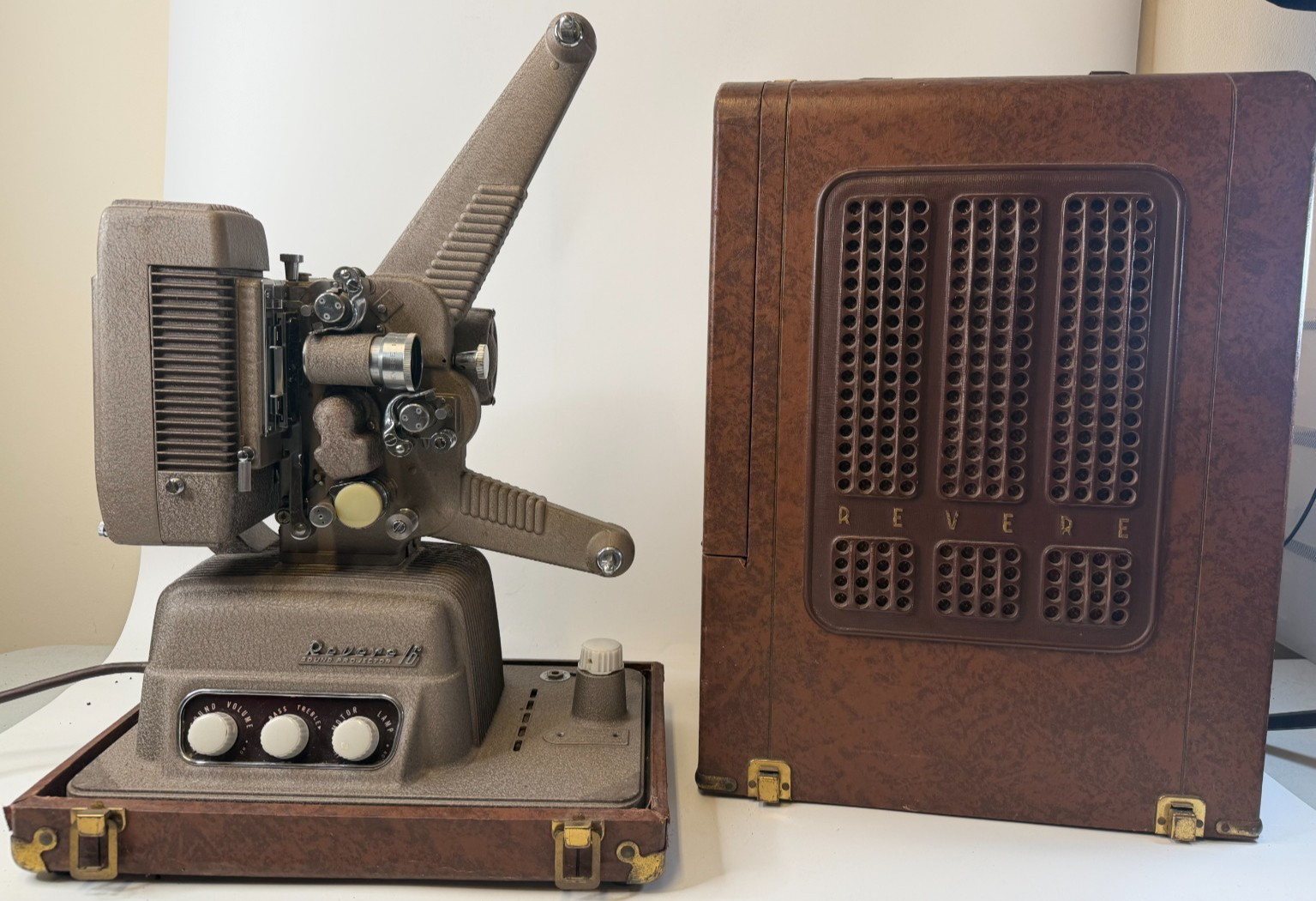 Revere 16 16mm Sound Movie Projector w/ Case SEE PHOTOS (134137-1 EO BY49)