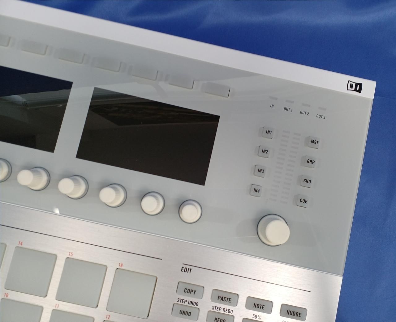 NATIVE INSTRUMENTS Junk Groove Making System MASCHINE STUDIO Used