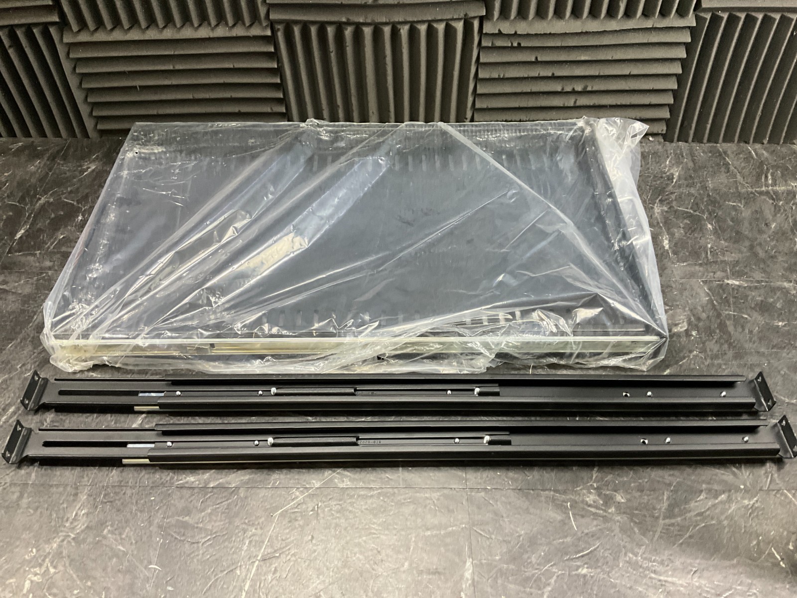 APC NetShelter Std Sliding Rack Shelf AR8123BLK ✅❤️️✅❤️️ NEW! SEALED! ✅❤️️✅❤️️