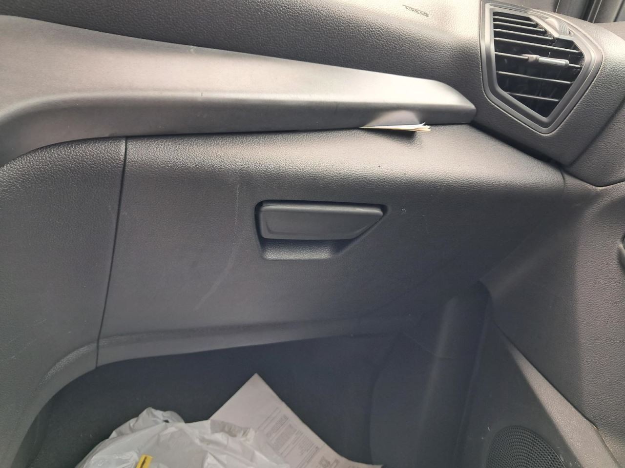 ESCAPE    2019 Glove Box 4737562