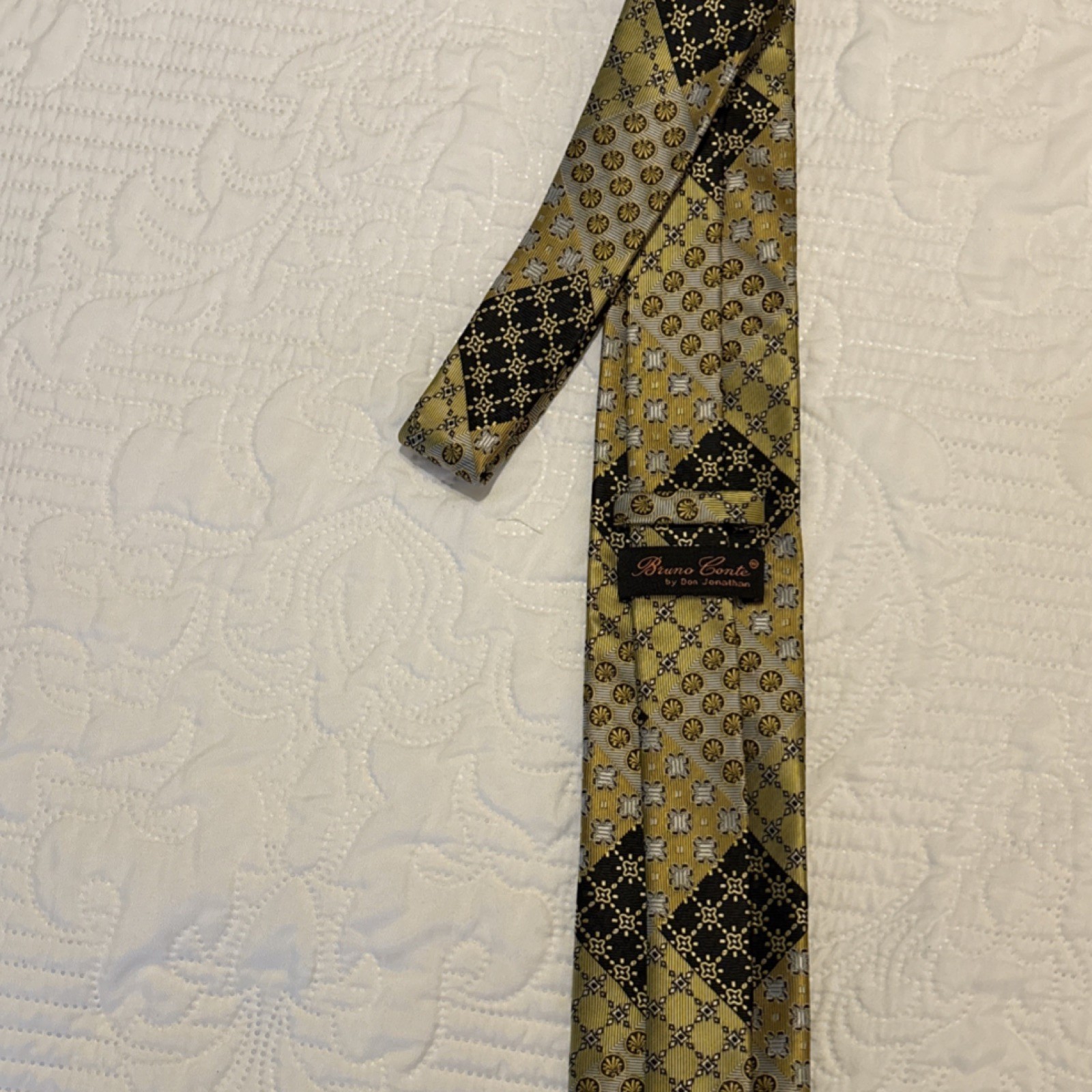 Bruno Conte Men's Patterned Accessory Set Tie Socks Handkerchief Gold & Black