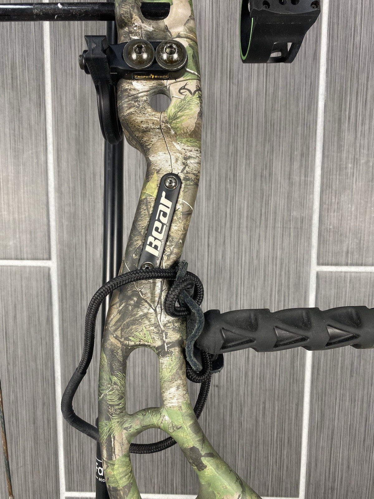 Bear Authority compound Bow Right Hand Tru Glow Sights Camo 315fps, 4lbs, Extras