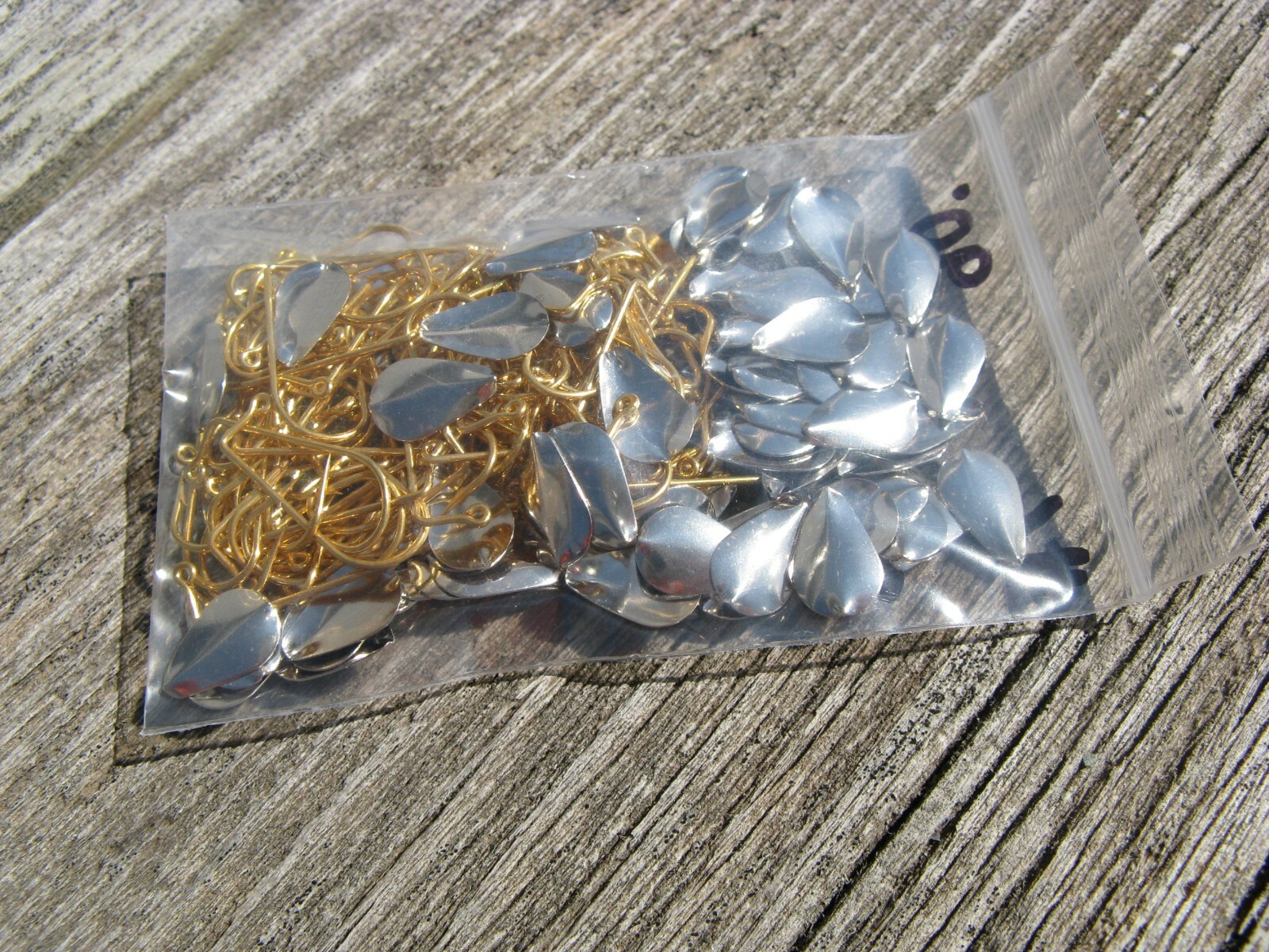 Ice Blades + #6 Gold Hooks Tackle Crafting 200 Per Lot Q22
