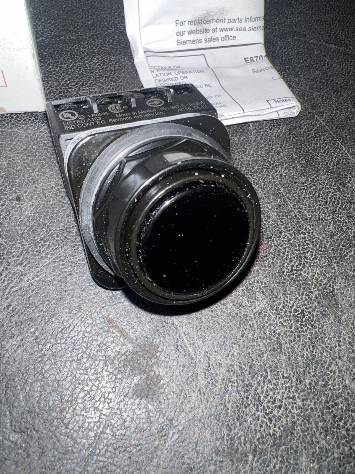 SIEMENS 52PX8A1A Non-Illuminated Push Button,30mm,Epoxy