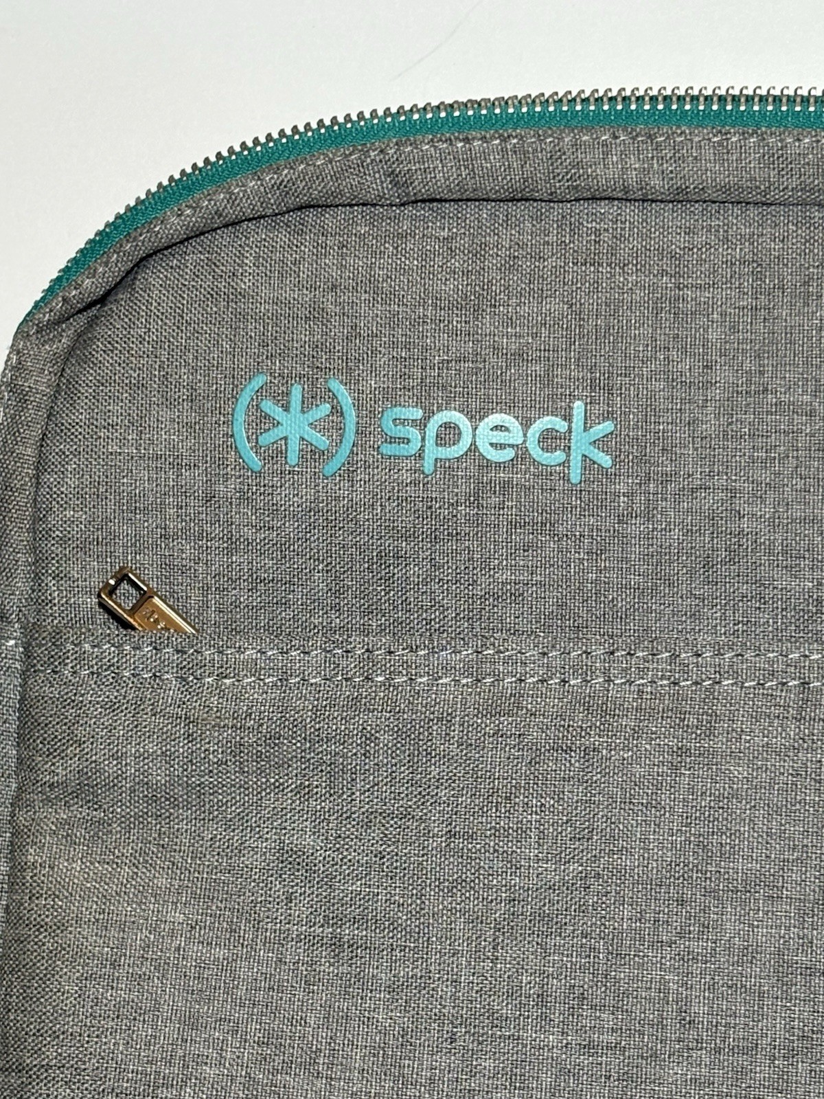 SPECK Gray Padded Zippered Laptop Case