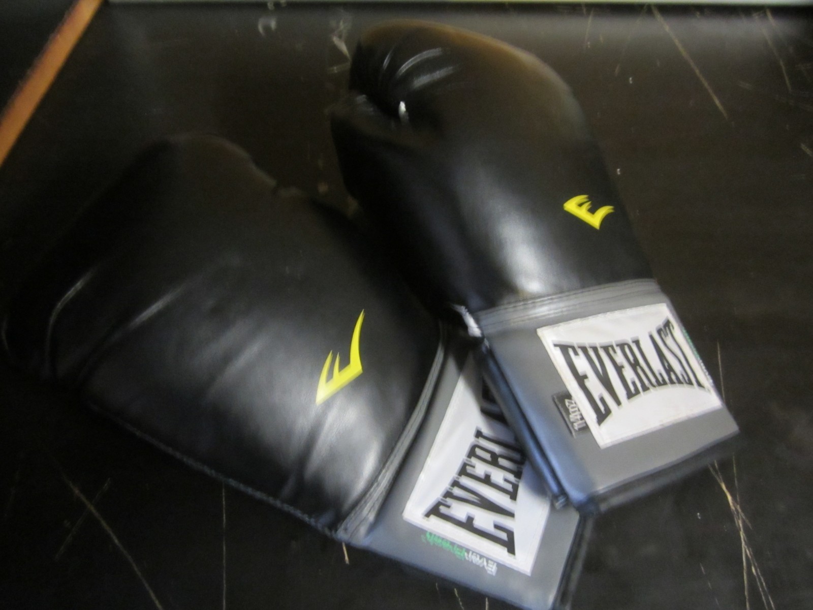 EVERLAST BOXING PRO STYLE TRAINING GLOVES 14oz