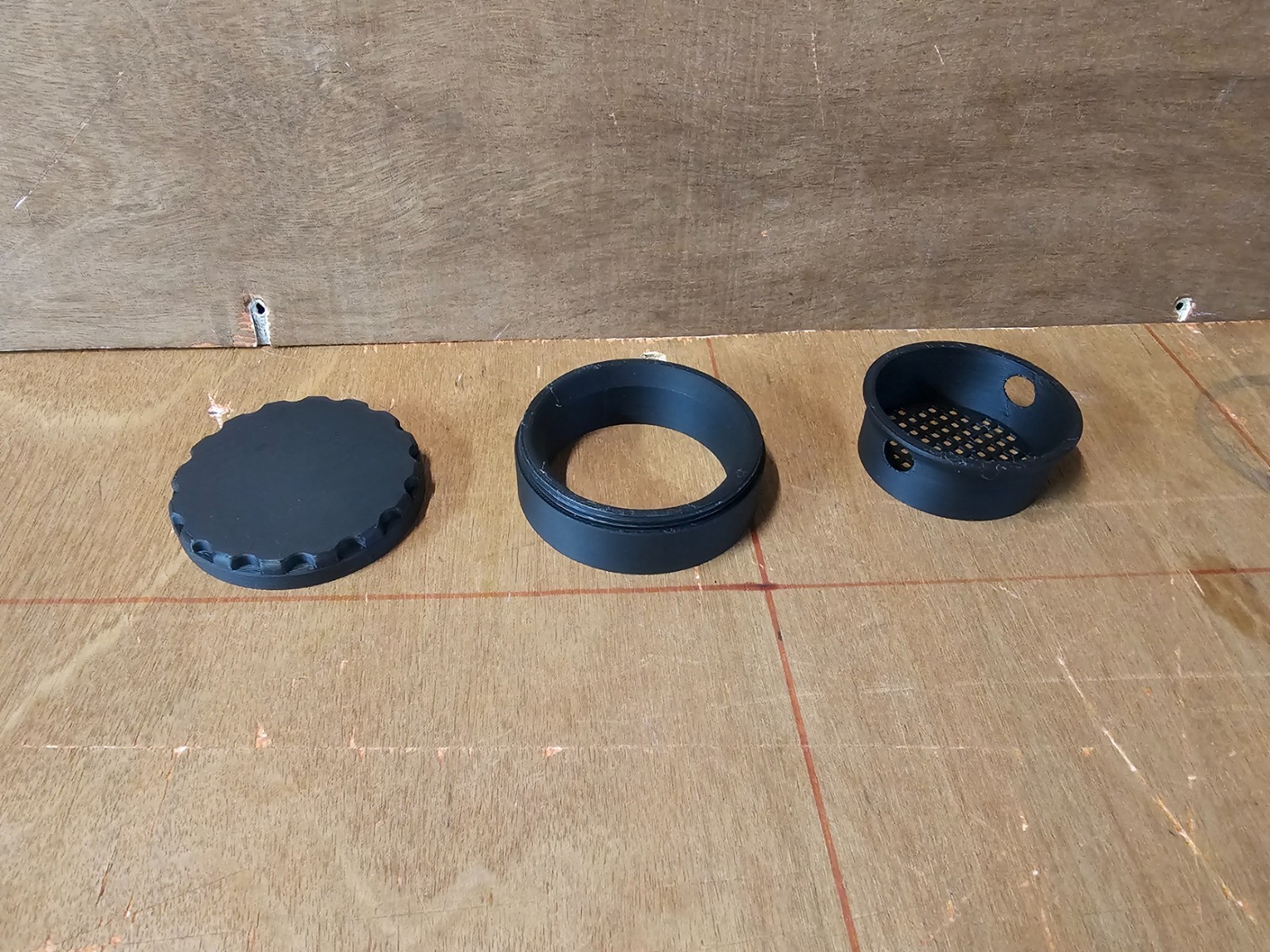 LID FOR Round Lee Powder Hopper, with space for silica desiccant packs.