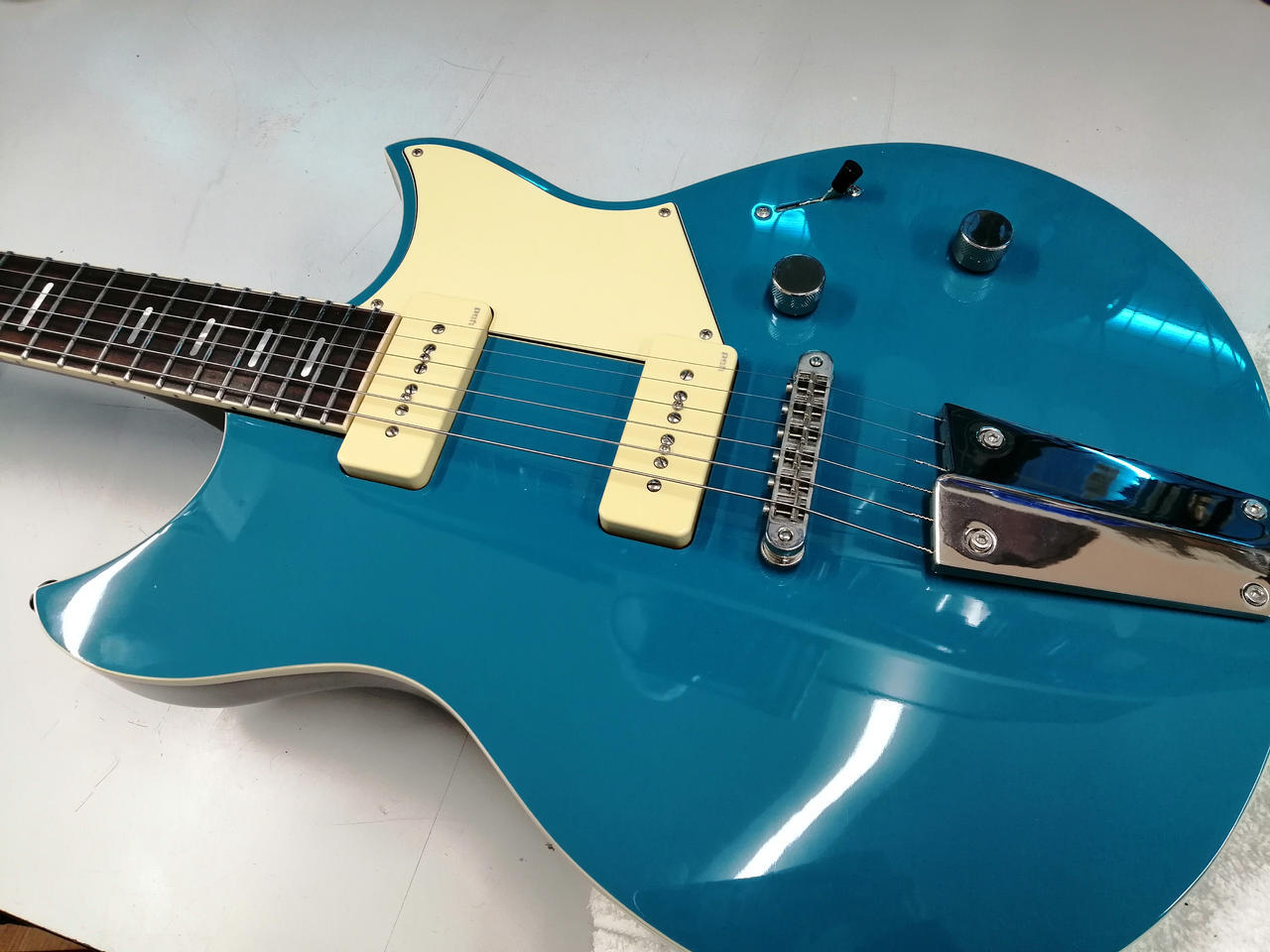 YAMAHA RSS02T Electric Guitar-01