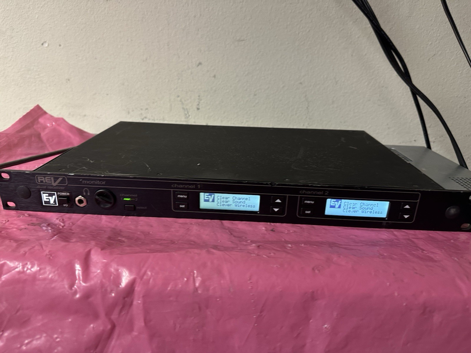 Electro Voice REV-D Dual UHF Wireless Microphone System Band Receiver W/ Rack