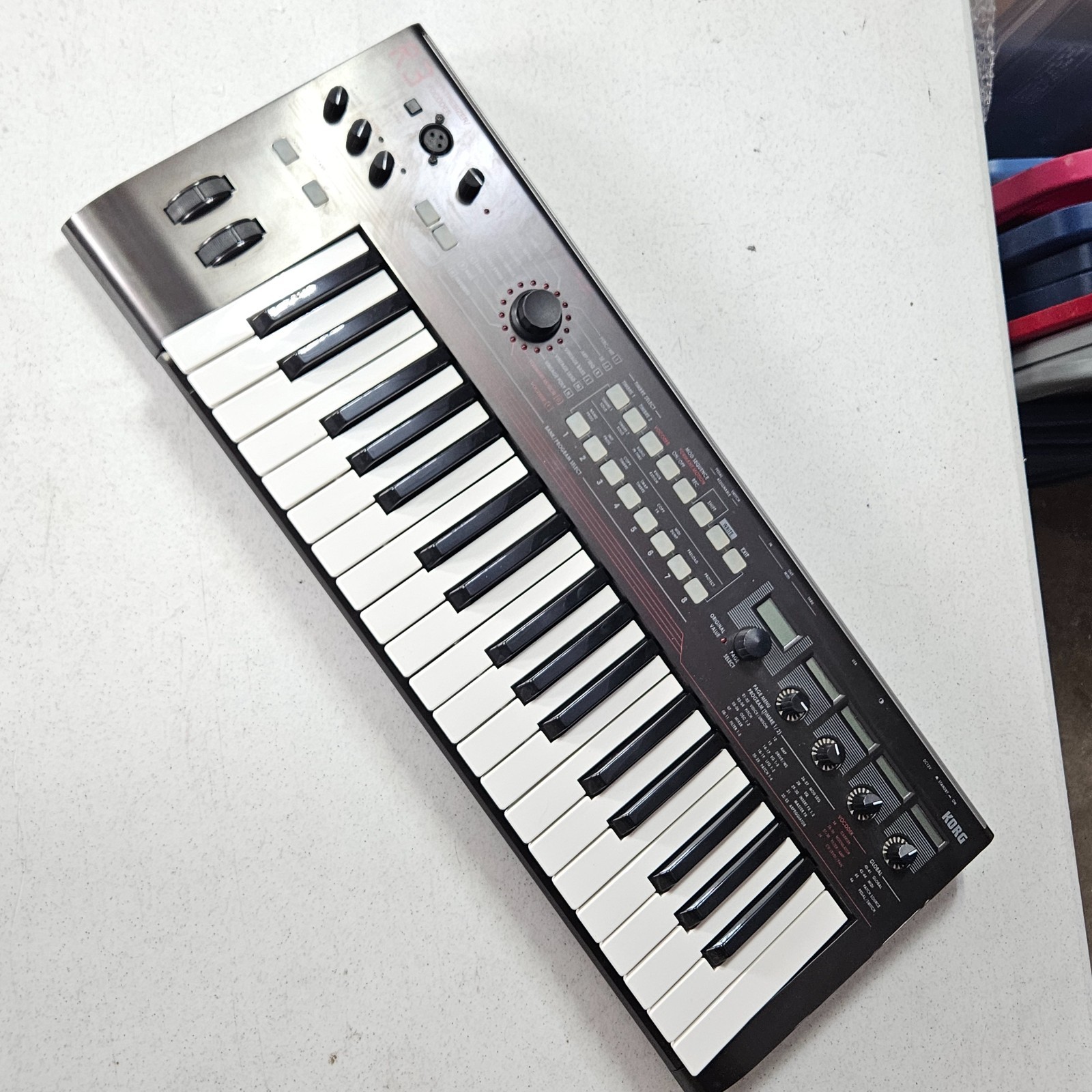 Korg R3 37 key Keyboard Vocoder Synth, with Mic + Power Supply