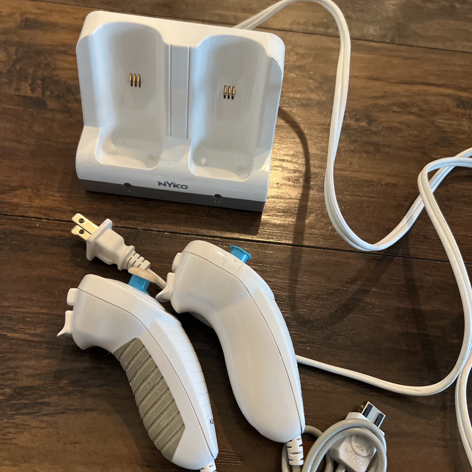 Nyko Nintendo Wii Controller Charging Station + 2 Nuko Nunchucks