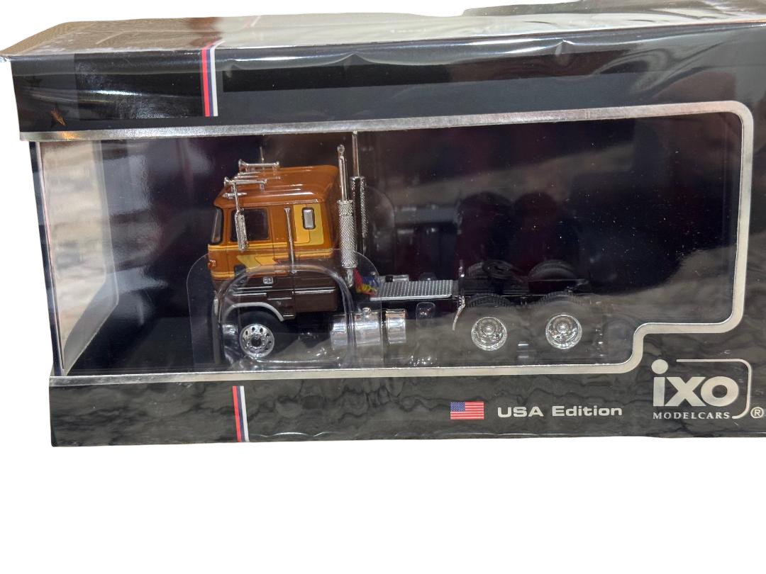 IXO FORD COE 9000 - BROWN AND TAN 1/64 U64TR009